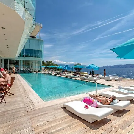 Awesome In With 2 Bedrooms, Wifi And Swimming Pool *