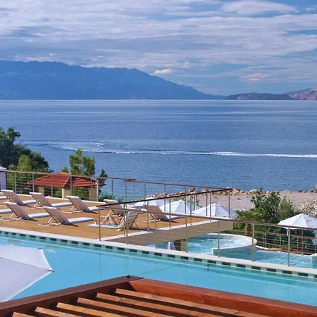 Apartman Awesome In With 2 Bedrooms, Wifi And Swimming Pool Novi Vinodolski