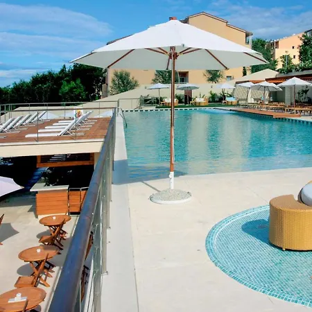 Apartman Awesome In With 2 Bedrooms, Wifi And Swimming Pool *