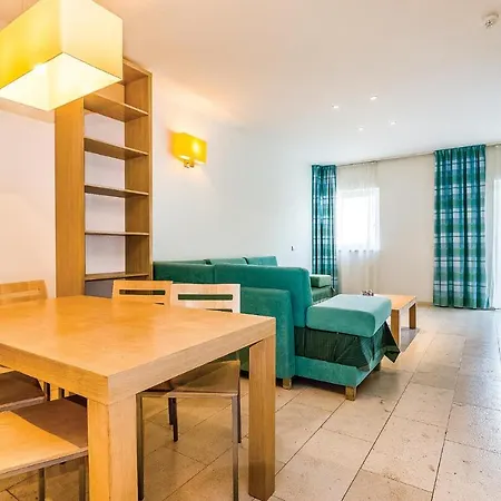 Apartman Awesome In With 2 Bedrooms, Wifi And Swimming Pool