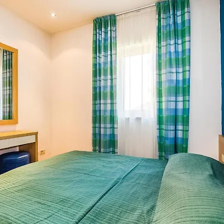 Awesome In With 2 Bedrooms, Wifi And Swimming Pool Novi Vinodolski