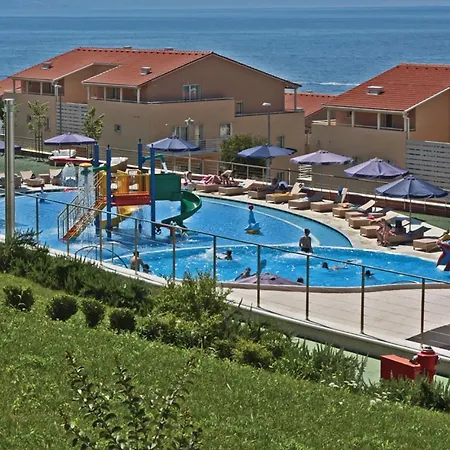 Apartman Awesome In With 2 Bedrooms, Wifi And Swimming Pool Novi Vinodolski