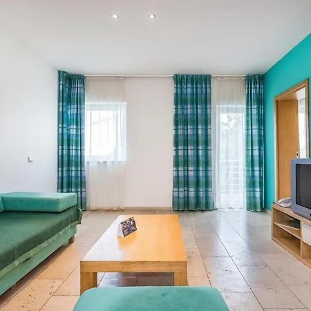 Apartman Awesome In With 2 Bedrooms, Wifi And Swimming Pool